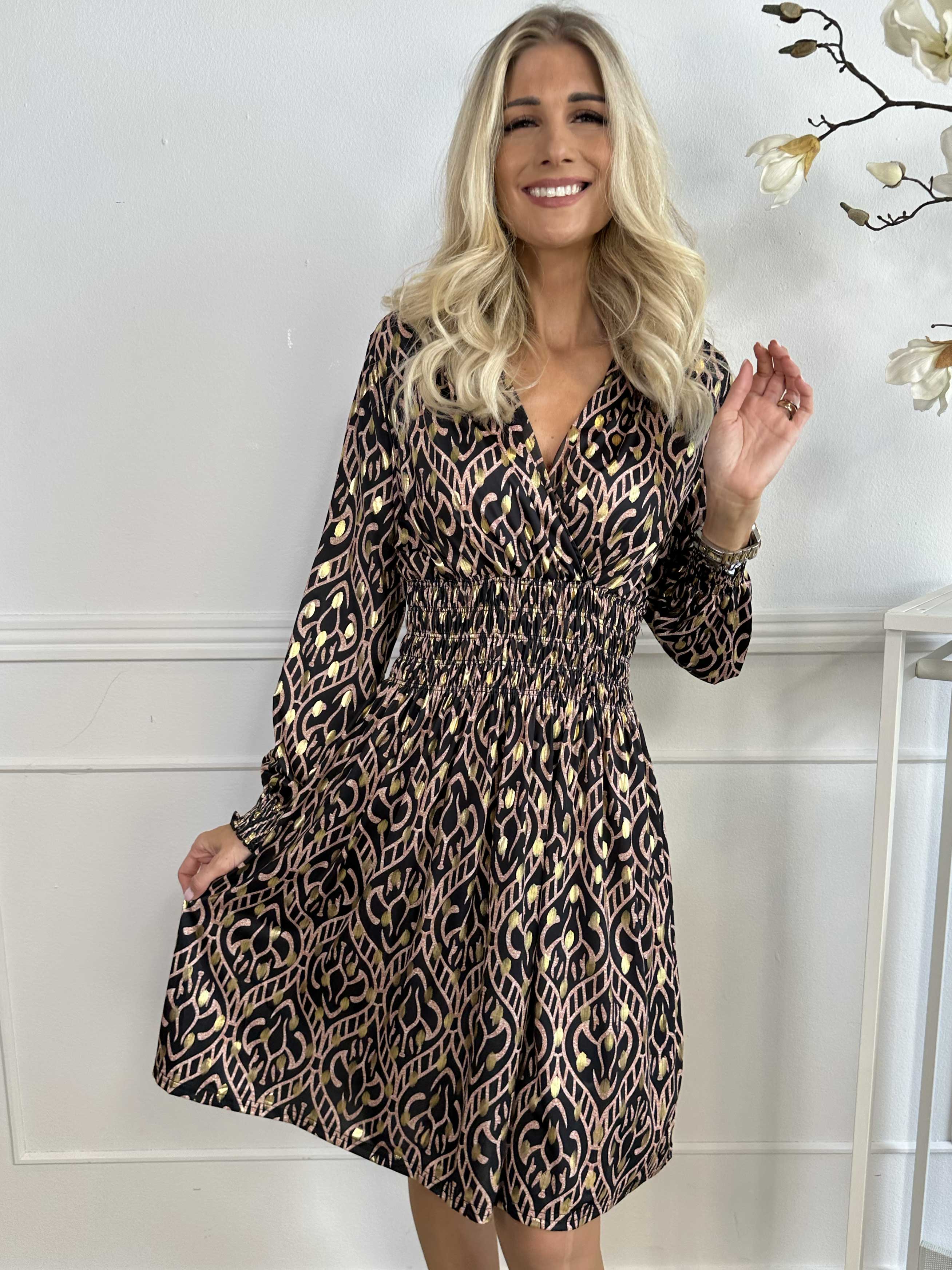 Pams Boho Short L/S - Elastisk mönstrad klänning i skrynkelfritt tyg